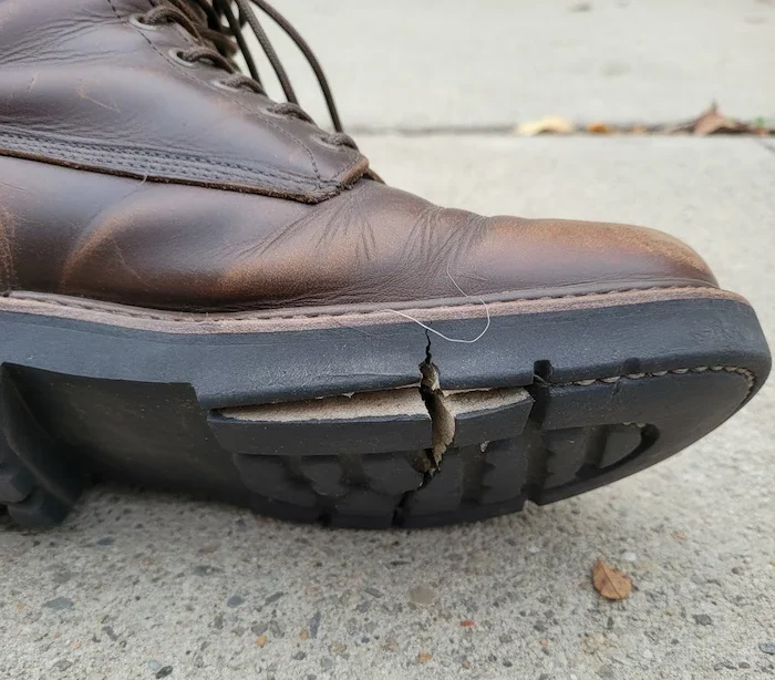 کفش با زیره ترک خورده 63546548