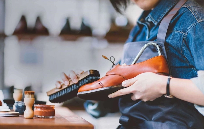 واکس زدن کفش چرم 5545485496