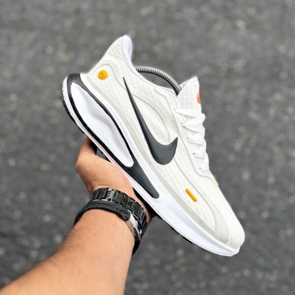 Nike سفید زیر فی (همکار)